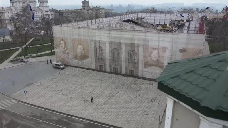 Mariupolio dramos teatras, rusų sunaikintas ir jų pačių pridengtas